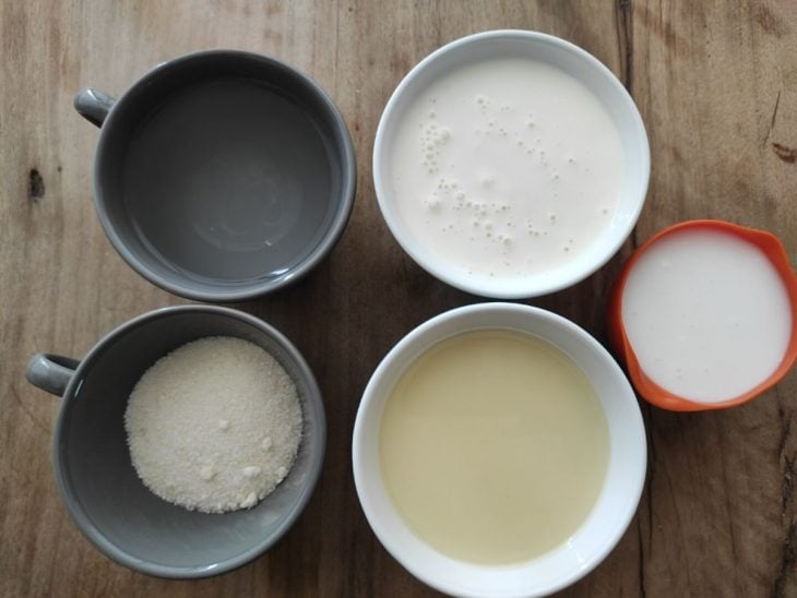 Ingredientes para o pudim de maria-mole separados em uma bancada.