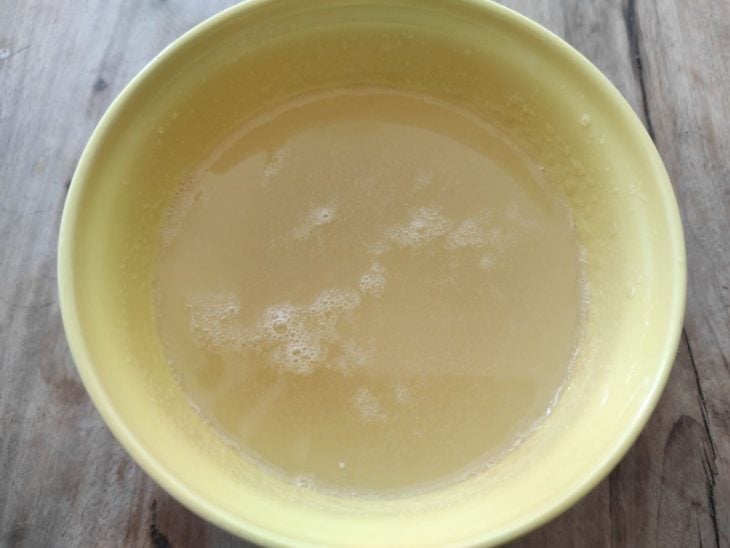 Pó de maria-mole dissolvido em água quente.