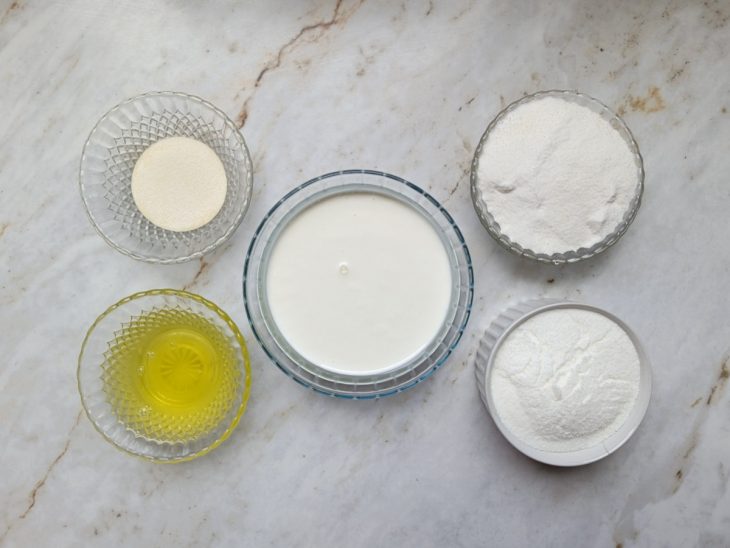 Ingredientes reunidos na bancada.