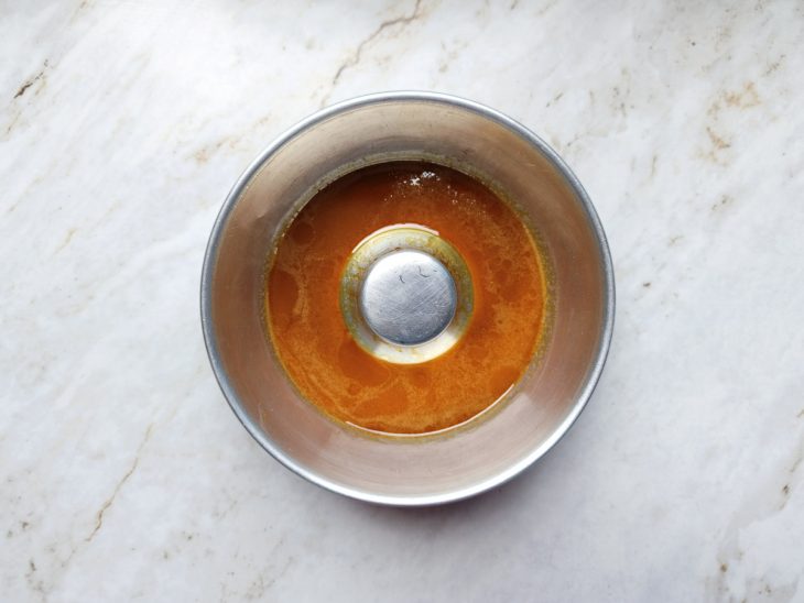 Calda na forma do pudim.