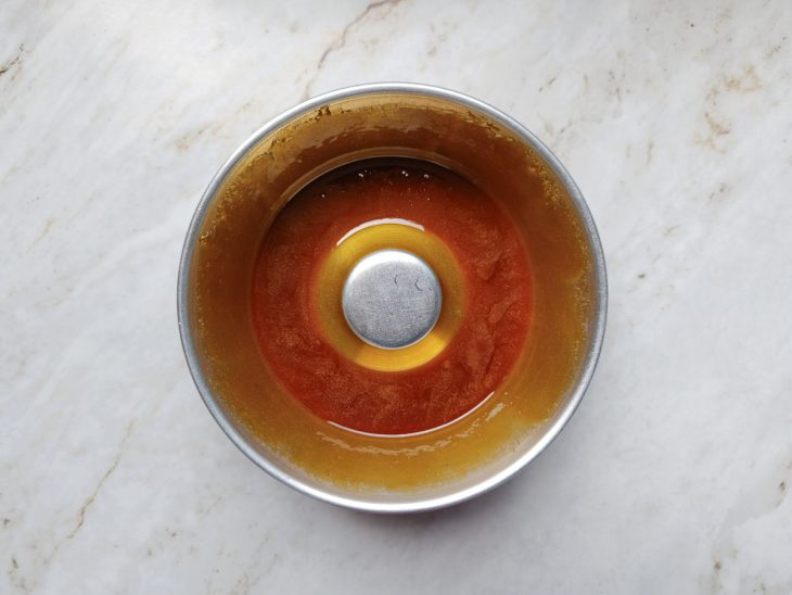 Calda espalhada pelas laterais da forma.