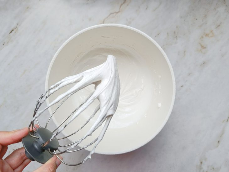 Claras em neve batidas com o açúcar.