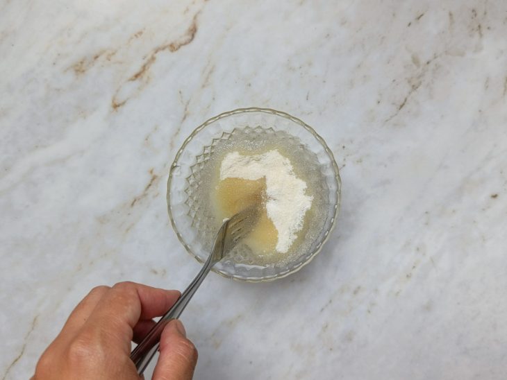 Gelatina em pó na tigela com a água.