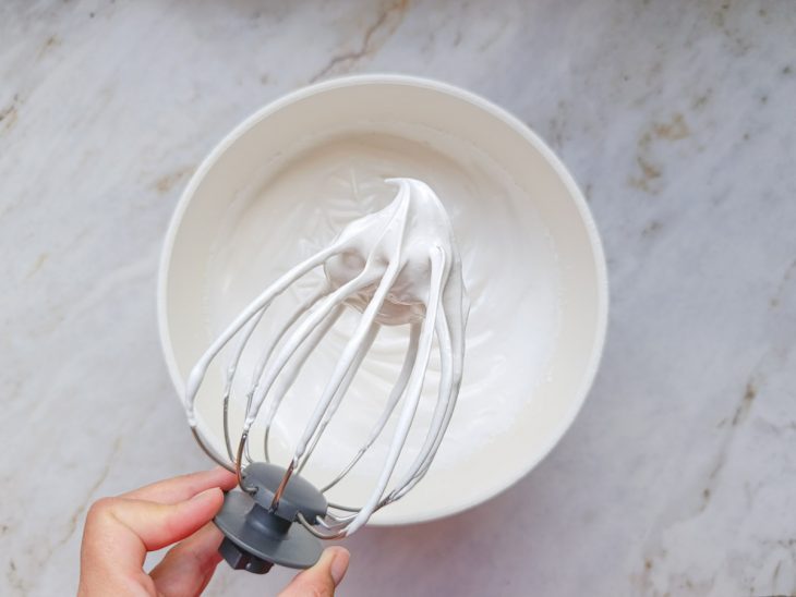 Creme das claras batido com a gelatina.