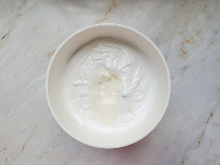 Creme de leite adicionado a mistura da batedeira.