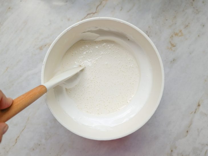 Espátula raspando as laterais da tigela.