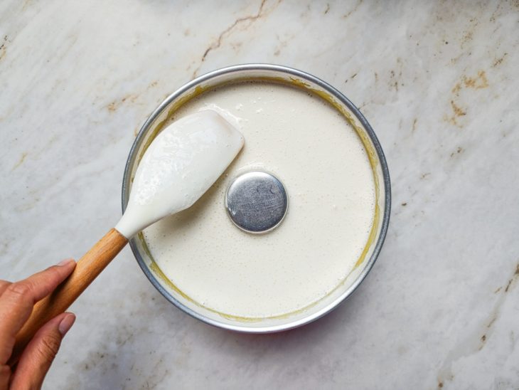 Massa transferida para a forma com caramelo.