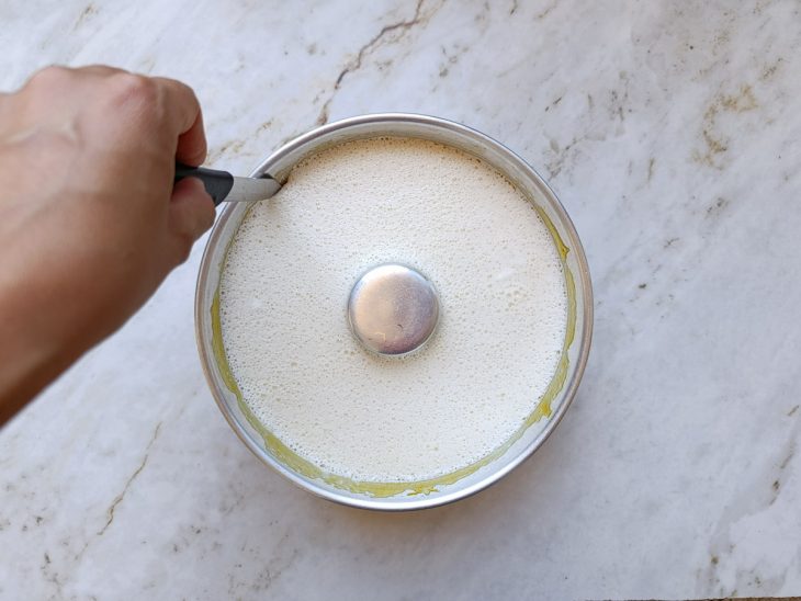 Faca sendo passada nas laterais da forma.