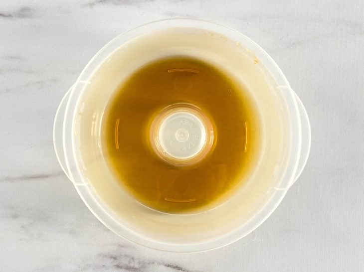 Uma forma com calda de caramelo.