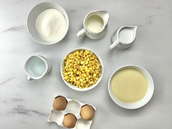 Uma bancada com os ingredientes separados.