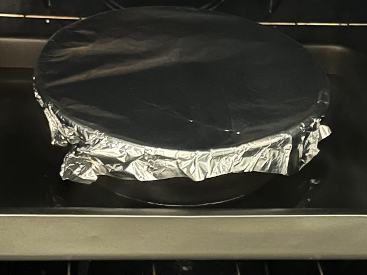 Uma forma forrada com papel alumínio no forno.