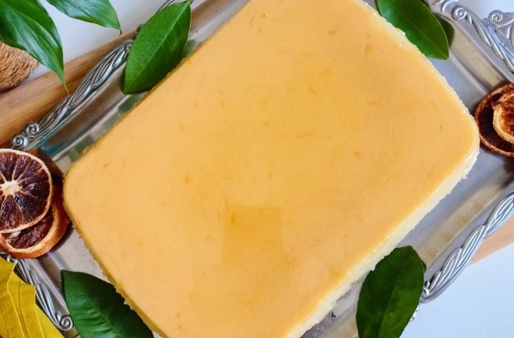 Pudim de padaria com laranja e coco