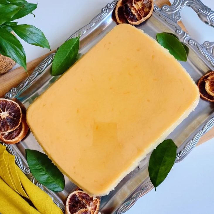Pudim de padaria com laranja e coco