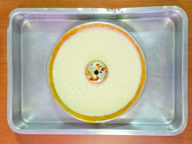 Mistura transferida para a forma, e forma disposta dentro de uma assadeira.