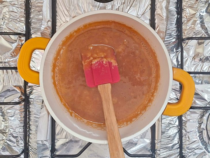 Açúcar derretido na panela.