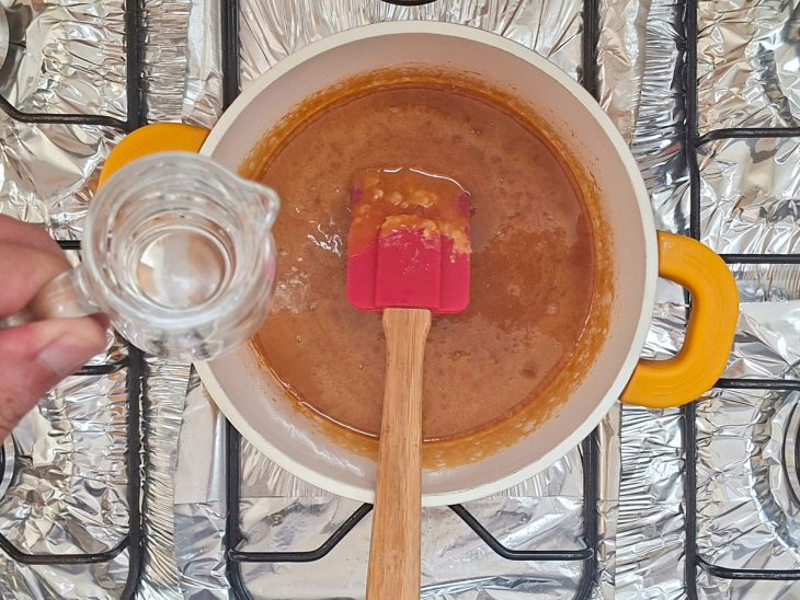 Água para ser adicionada na panela.