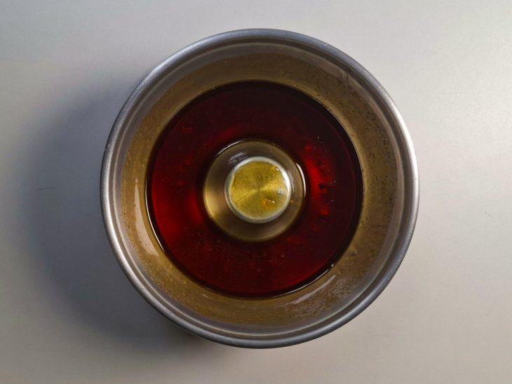 Calda despejada na forma de pudim.