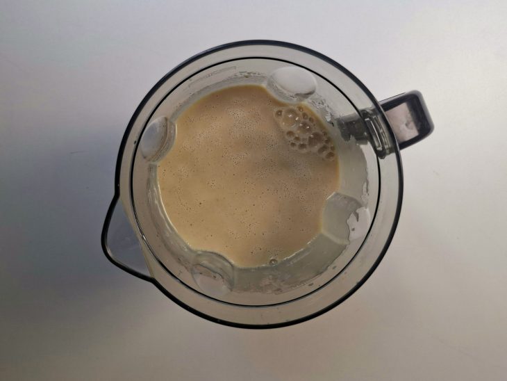 Ingredientes batidos no liquidificador.