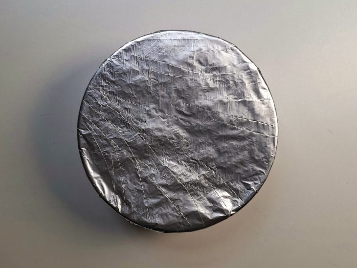 Forma coberta por papel-alumínio.