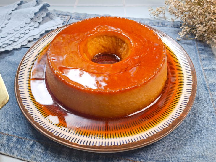 Pudim desenformado, pronto para consumo.