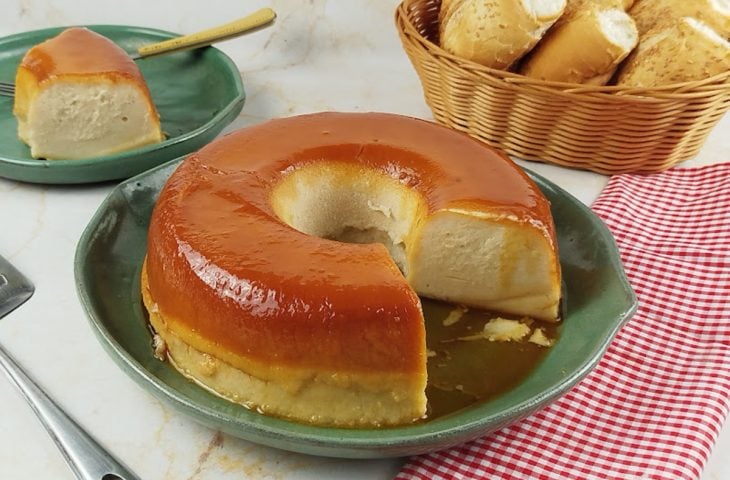 Pudim de pão com leite de coco