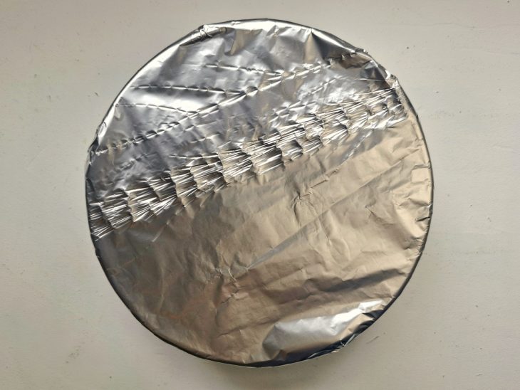 Forma coberta por papel alumínio.
