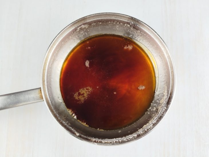 Açúcar derretido na panela.