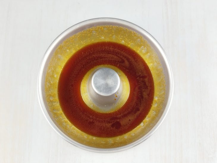 Calda despejada na forma.