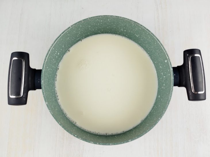 Leite e açúcar numa panela.