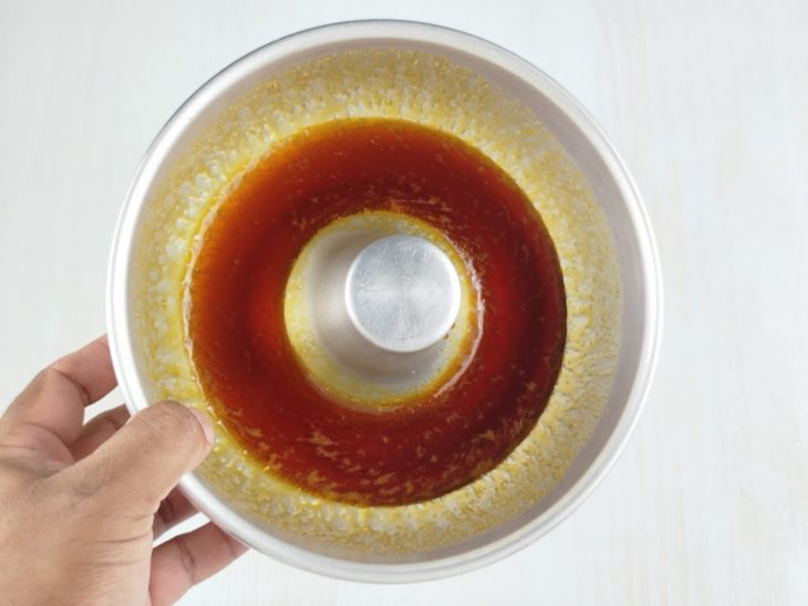 Caramelo distribuído pelas paredes da forma.