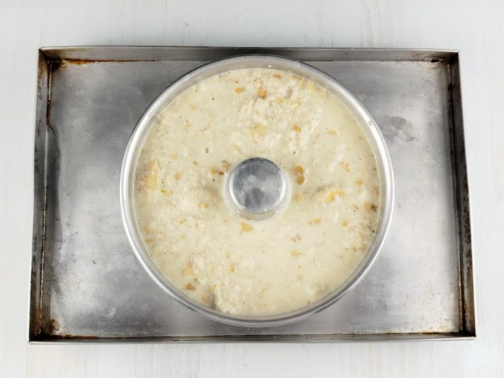 Forma com pudim dentro de outra forma.