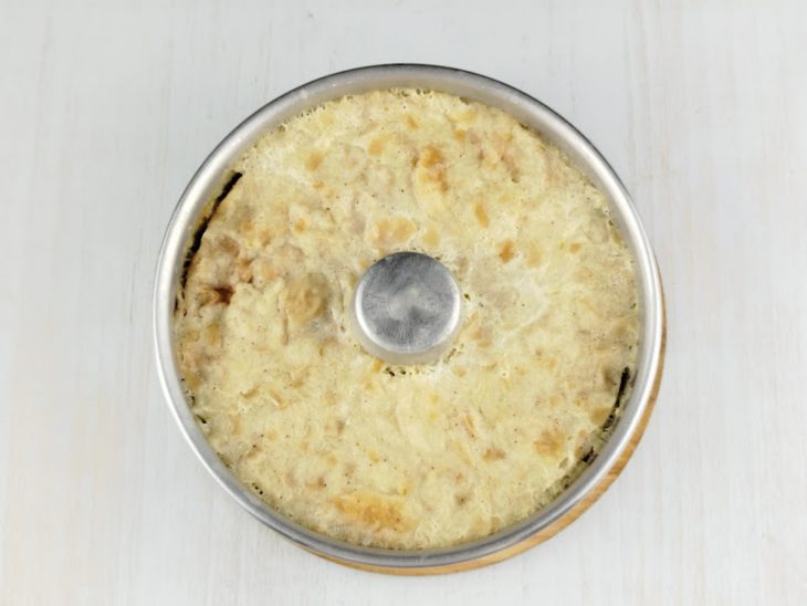 Pudim depois de sair do forno, já assado.