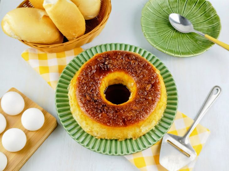 Pudim pronto e desenformado.