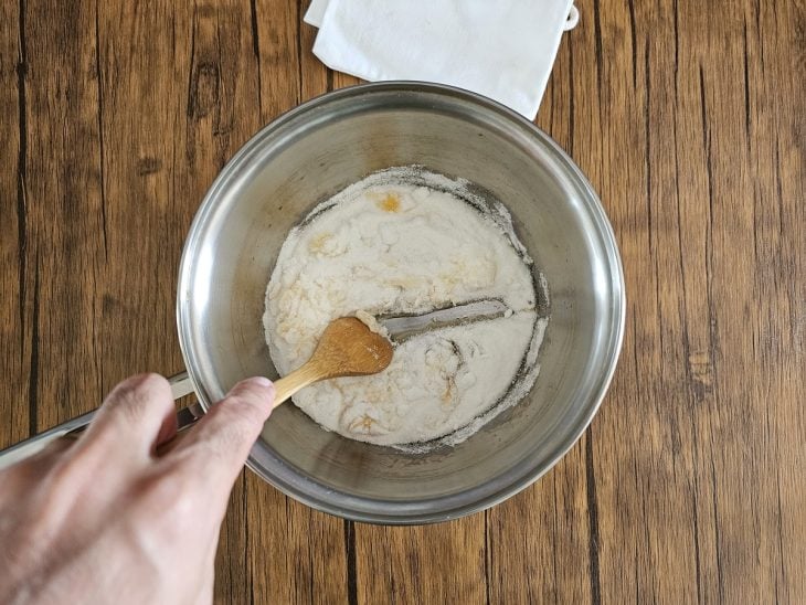 Uma panela contendo açúcar sendo derretido.