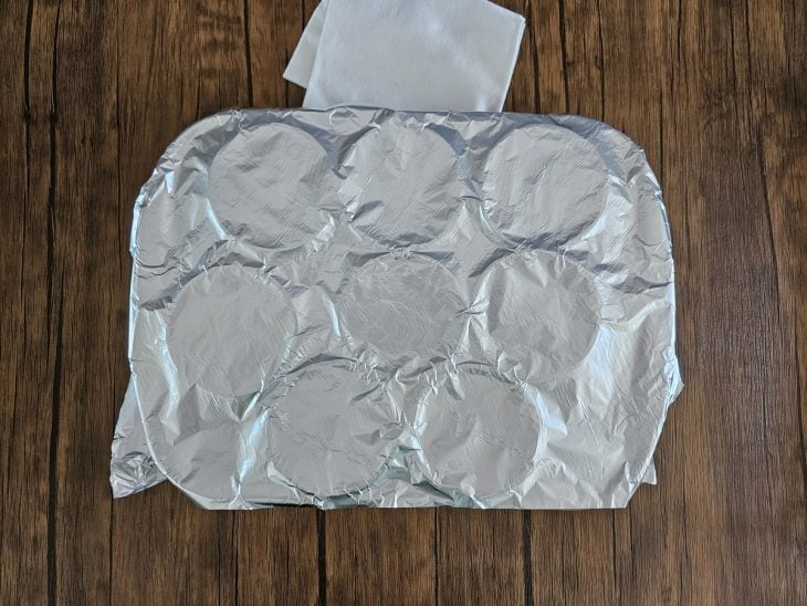 Uma forma coberta com papel alumínio.