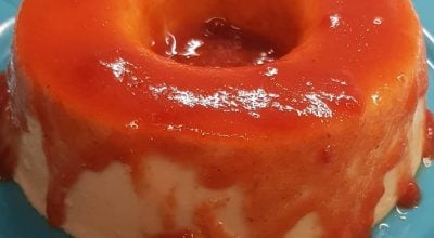 Pudim de queijo com calda de goiabada