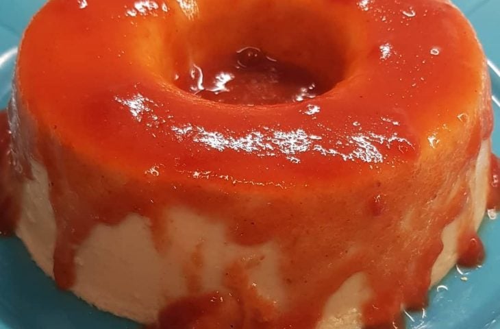 Pudim de queijo com calda de goiabada
