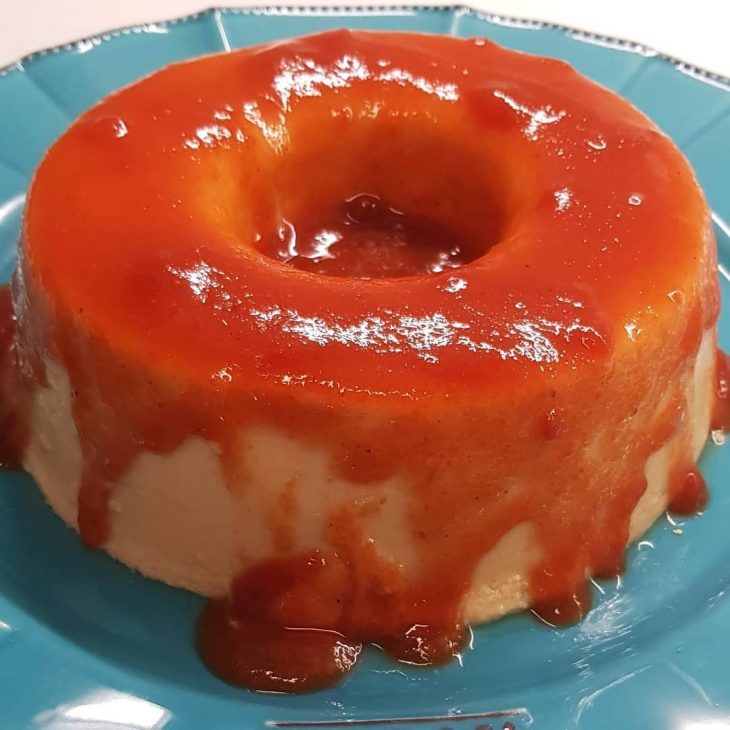 Pudim de queijo com calda de goiabada