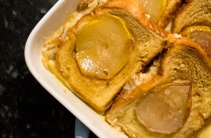 Pudim de rabanada com peras