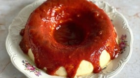 Pudim de ricota com calda de goiabada