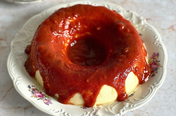 Pudim de ricota com calda de goiabada