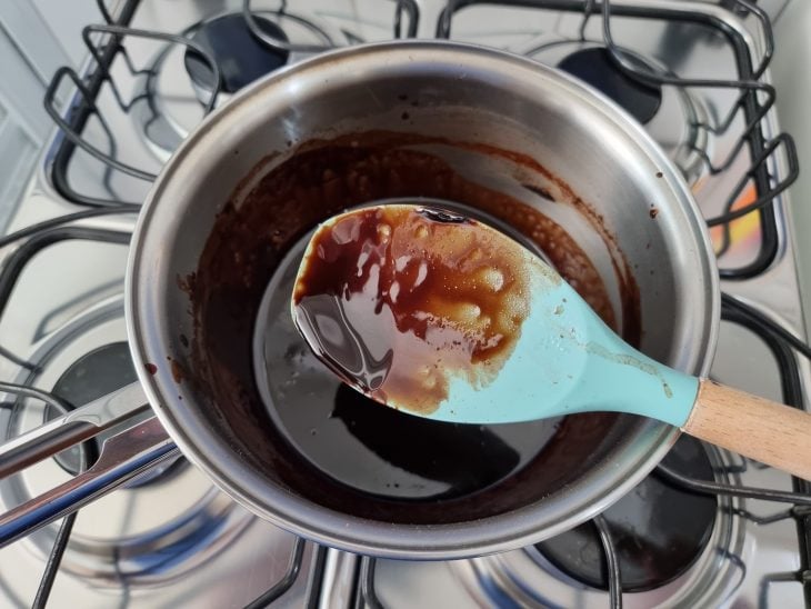 Panela com ingredientes da calda derretidos.