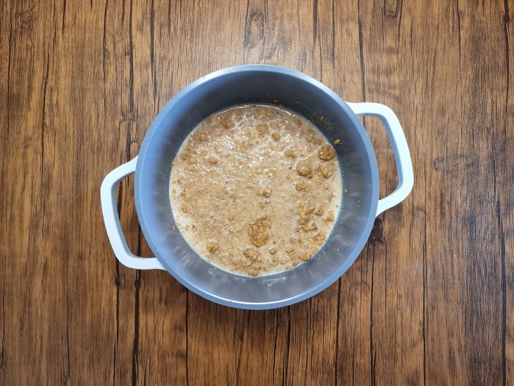 paçoquinhas em uma panela, amassadas e misturadas ao leite