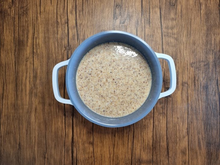 mistura com leite, paçoquinhas, amido de milho e leite condensado