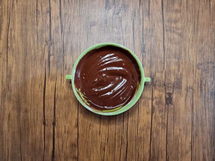 ganache feita com chocolate derretido e creme de leite