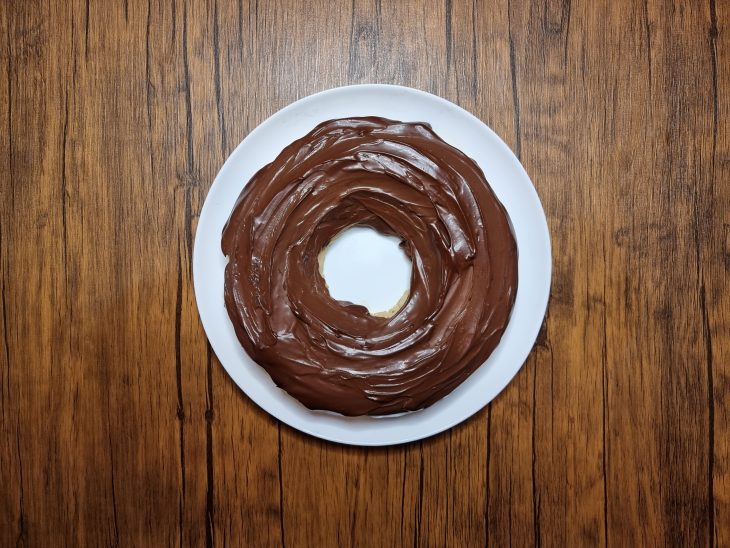 pudim de sorvete de paçoca pronto, já com a ganache de chocolate