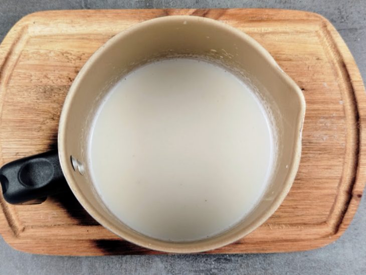 Leite e leite de coco em uma panela.