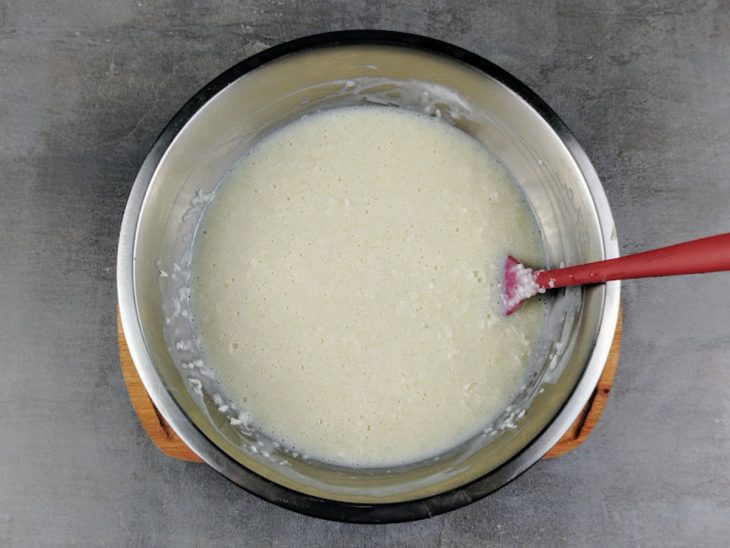 Creme de leite, leite condensado e coco ralado misturados.