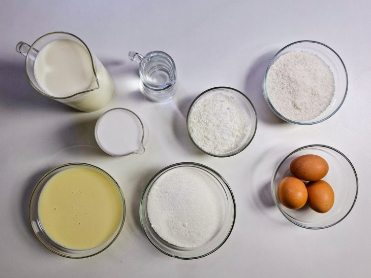 Ingredientes reunidos em uma bancada.