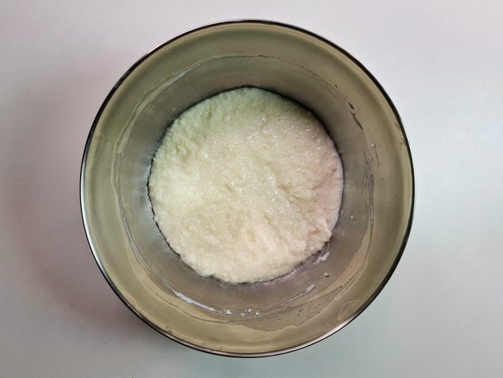 Tapioca granulado hidratando em uma tigela com leite quente.